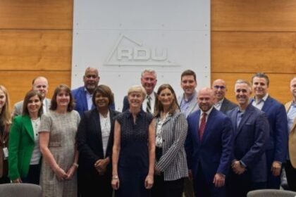 Raleigh Travel Works Group 1 कैसे यूएस ट्रैवल एसोसिएशन और विजिट रैले क्षेत्रीय आर्थिक विकास में पर्यटन की भूमिका को प्रदर्शित करते हैं