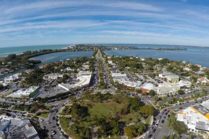 St Armands नए व्यवसाय सेंट आर्मंड्स में आशा लेकर आए हैं, पर्यटन सीजन में विनाशकारी तूफान के कारण चुनौतियों का सामना करना पड़ा