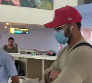 au66us28 virat kohli 625x300 21 October 24 बेंगलुरु एयरपोर्ट पर प्रशंसकों ने 'नकाबपोश' विराट कोहली को देखा - वीडियो हुआ वायरल