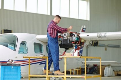 engineer working with airplane 1 1 पेलिकन एयर सर्विसेज ने बोर्ड में नए शेयरधारक थॉमस डोर्सी के साथ अमेरिकी विस्तार योजनाओं को बढ़ावा दिया