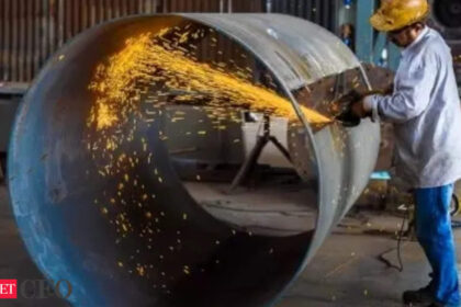 indias industrial production sees marginal contraction manufacturing production rises भारत के औद्योगिक उत्पादन में मामूली संकुचन देखा गया, विनिर्माण उत्पादन बढ़ा, ईटीसीएफओ