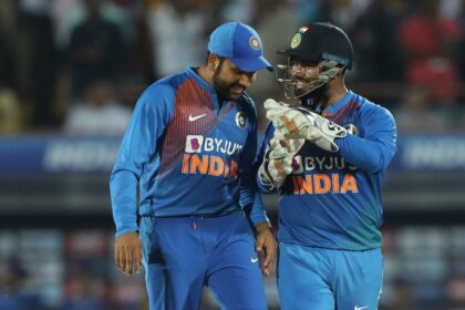 j2p8mku8 rohit sharma rishabh pant bcci 625x300 04 October 22 टी20 वर्ल्ड कप 2024 फाइनल में रोहित शर्मा के 'फर्जी चोट' के दावे पर ऋषभ पंत ने तोड़ी चुप्पी