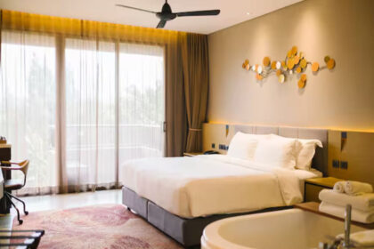 luxury bedroom hotel 1150 10836 1 2023 में 2.92 बिलियन रात्रि प्रवास के साथ यूरोपीय होटलों में उल्लेखनीय सुधार हुआ, क्योंकि एआई-संचालित नवाचार टीआईएस2024 में केंद्र स्तर पर हैं।