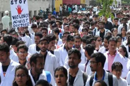 no one can prove our demands are wrong say west bengal doctors on hunger strike ईटी हेल्थवर्ल्ड के अनुसार, भूख हड़ताल पर बैठे पश्चिम बंगाल के डॉक्टरों का कहना है, "कोई भी यह साबित नहीं कर सकता कि हमारी मांगें गलत हैं...।"