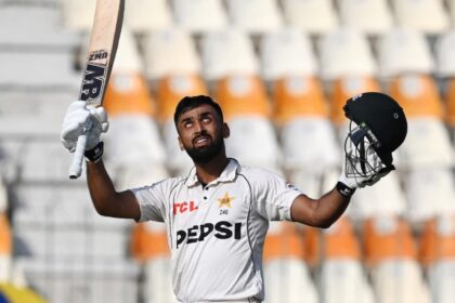 q6nfikgo abdullah shafique 625x300 07 October 24 पाकिस्तान स्टार, जिसका 'विराट कोहली से बेहतर रिकॉर्ड है', ने इंग्लैंड के खिलाफ टेस्ट शतक लगाया