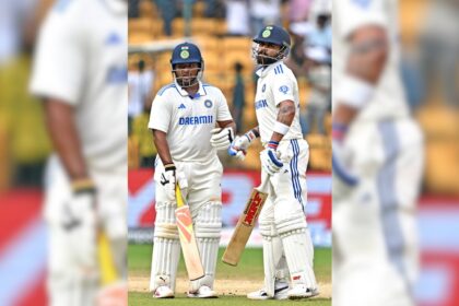 r51kbh1 sarfaraz kohli 625x300 19 October 24 सरफराज खान न्यूजीलैंड के खिलाफ पहले टेस्ट शतक के साथ सुनील गावस्कर, सचिन तेंदुलकर, विराट कोहली के साथ शीर्ष सूची में शामिल हो गए