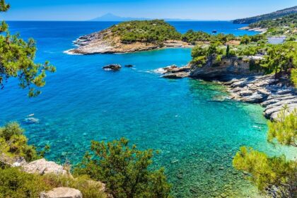 thassos Greece 2025 के लिए ग्रीस ड्राफ्ट पर्यटन बजट में गोल्डन वीज़ा कार्यक्रम के लिए उच्च निवेश सीमा का प्रस्ताव है