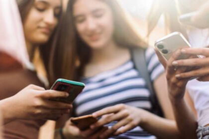 1731225527 photo बच्चों के लिए ऑस्ट्रेलिया के सोशल मीडिया प्रतिबंध को जागरूकता बढ़ाने के लिए भारतीय माता-पिता और प्रभावशाली लोगों का समर्थन मिल रहा है