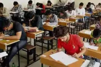 1731491548 photo जींस और फोन पर प्रतिबंध से विरोध की चिंगारी: बिहार के छात्रों को महत्वपूर्ण परीक्षा से रोका गया, दोबारा परीक्षा की घोषणा