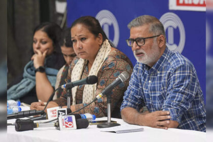 1731976997 photo विभिन्न विश्वविद्यालयों के शिक्षकों और छात्रों ने एयूडी प्रोफेसरों की बर्खास्तगी का विरोध किया, बहाली की मांग की