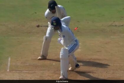 4a8vspk8 shubman gill bowled x 625x300 03 November 24 बल्लेबाज के चौंकाने वाले आउट के बाद सुनील गावस्कर ने शुबमन गिल का मजाक उड़ाया। वीडियो