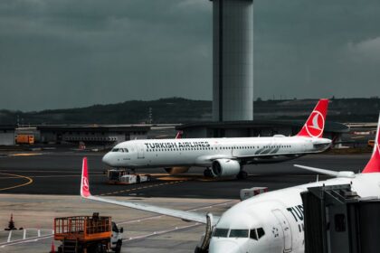 Turkish Airlines 1 1 वैश्विक विमानन चुनौतियों के बावजूद रिकॉर्ड यात्री संख्या और कार्गो वृद्धि के साथ टर्किश एयरलाइंस ने 2024 की तीसरी तिमाही में 1.3 बिलियन अमेरिकी डॉलर का लाभ हासिल किया