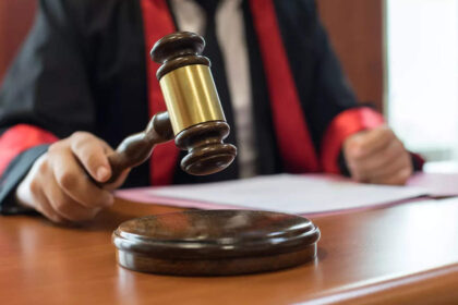 covid shots parents seek vaccine courts to ensure swift justice माता-पिता 'त्वरित' न्याय सुनिश्चित करने के लिए वैक्सीन अदालतों की तलाश कर रहे हैं, ईटी हेल्थवर्ल्ड