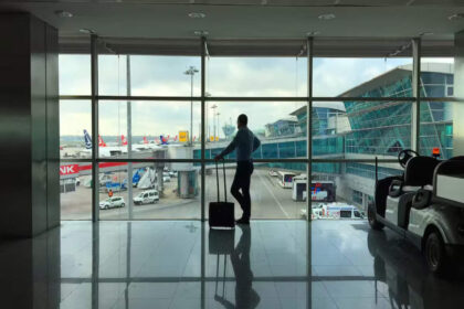 man standing airport 1048944 283 1 फ्लोरिडा, टेक्सास, मैक्सिको, जमैका और अन्य लोगों को इंतजार है क्योंकि एवेलो एयरलाइंस ने ब्रैडली अंतरराष्ट्रीय हवाई अड्डे से नए रूट शुरू किए हैं, जिससे पर्यटन क्षेत्र को बढ़ावा मिलेगा।