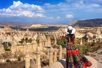woman bohemian dress standing lo 1 इस्फ़हान के पार्थियन-युग काले नारिन किले के अद्वितीय सांस्कृतिक अनुभवों के संग्रहालय में तब्दील होने से ईरानी विरासत चमक उठी